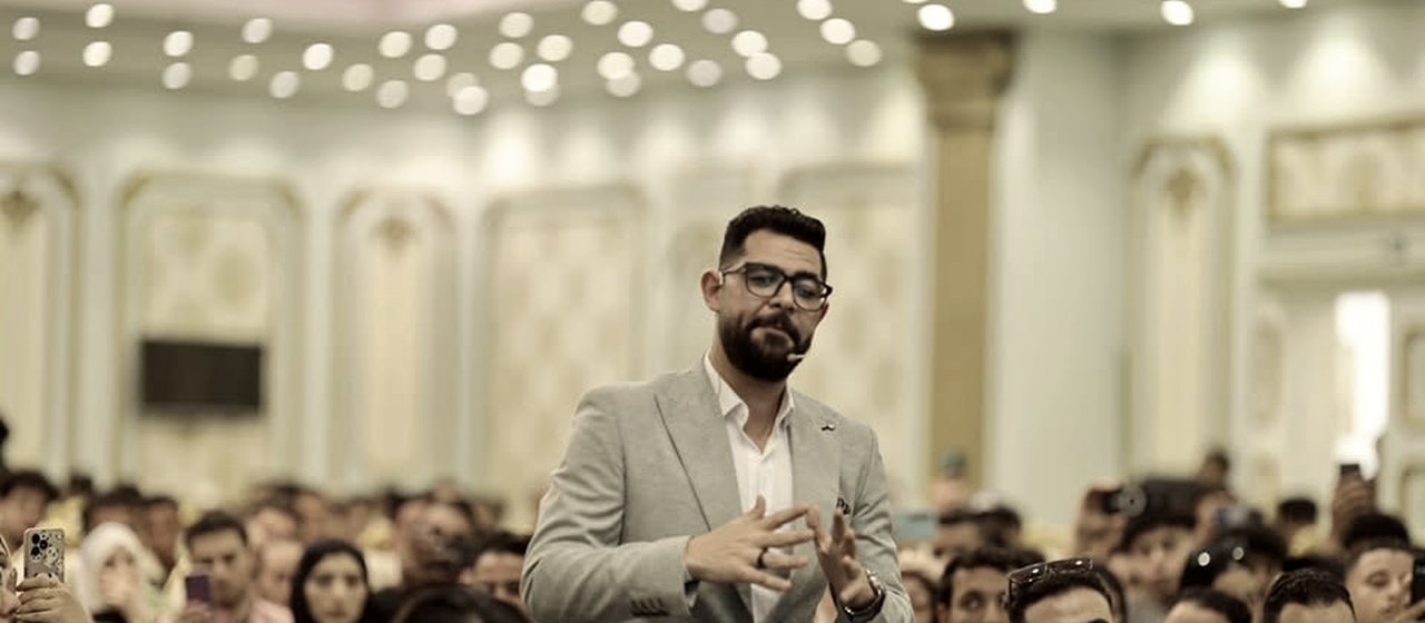 قاعة ممتلئة أثناء إحدى جلسات م. أحمد العزب