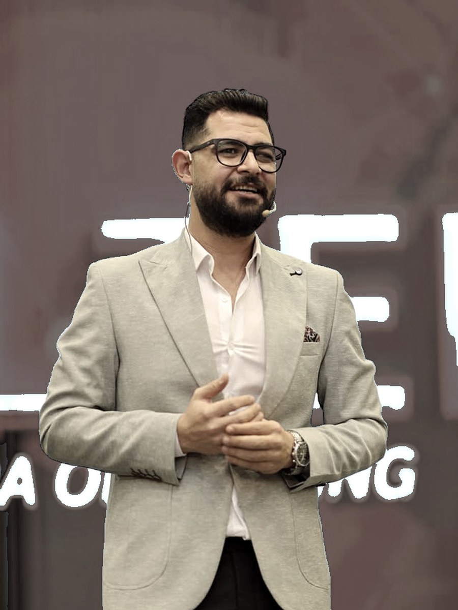 م. أحمد العزب أثناء إحدى الجلسات
